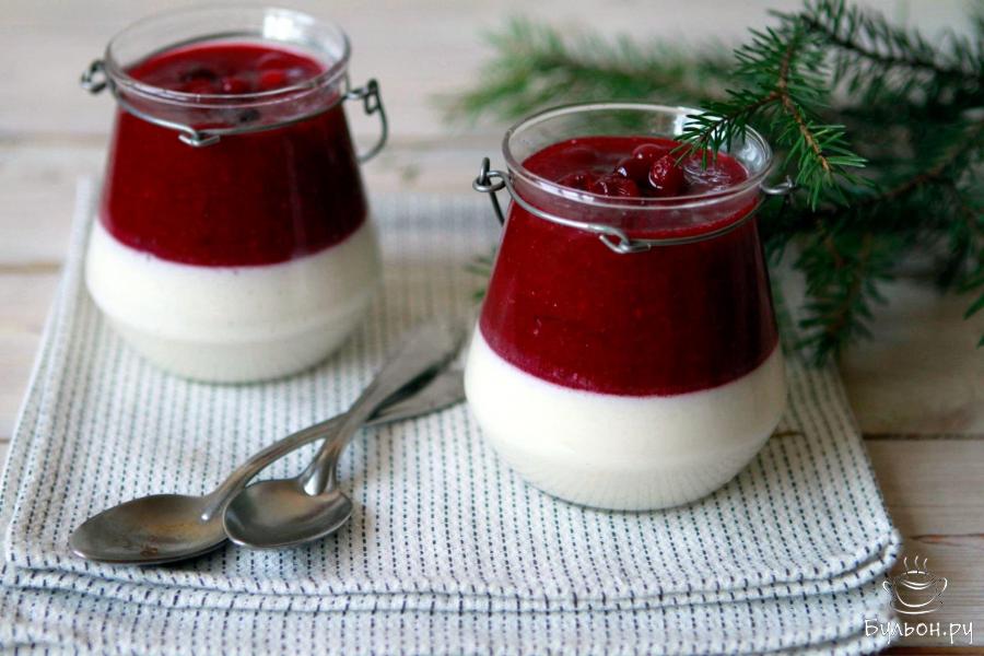 Кокосовая панна котта с клюквенным соусом