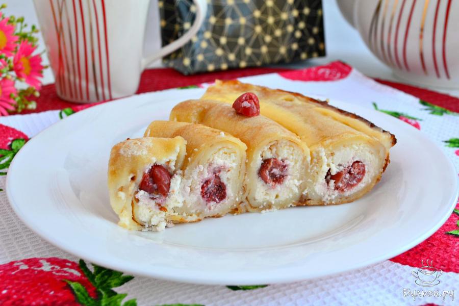Блинный пирог с творогом и вишней