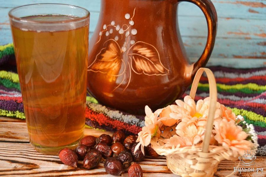 Компот из сухофруктов с шиповником