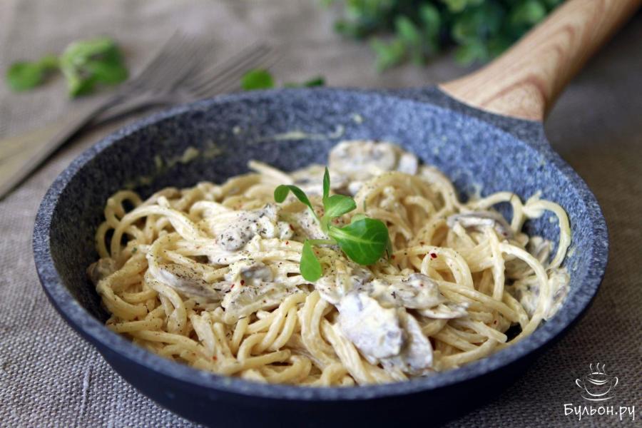 Спагетти с грибами и сыром в сливочном соусе