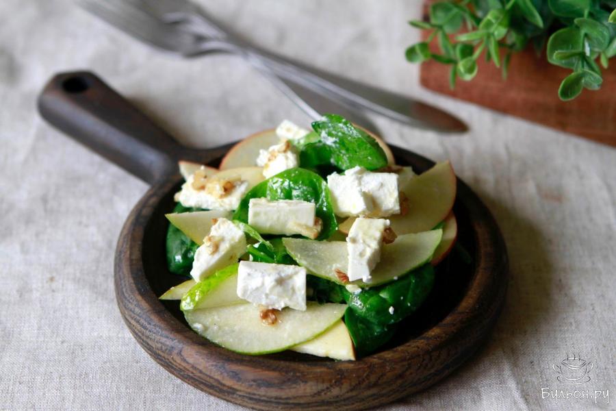 Грушево-яблочный салат с сыром фета