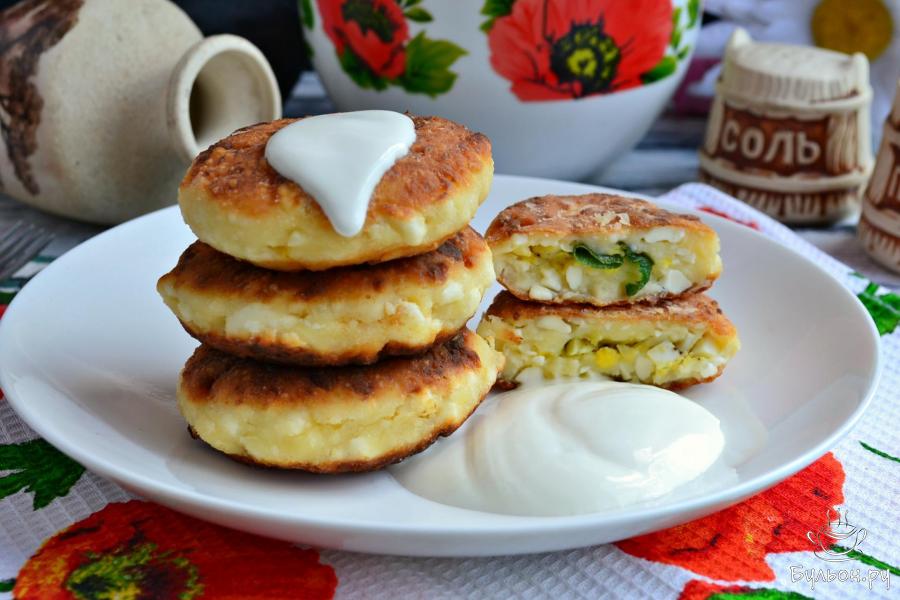 Сырники с яйцом и зеленым луком