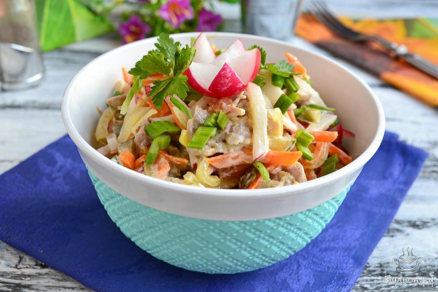 Мясной салат с редисом и маринованным огурцом