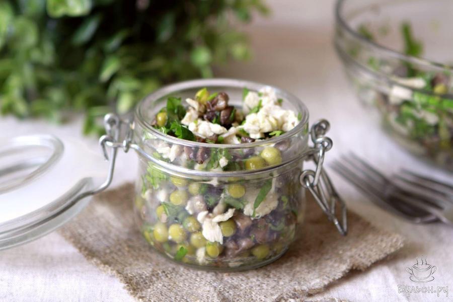 Салат из куриной грудки с грибами