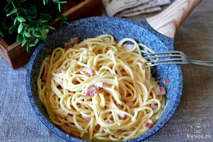 Паста Карбонара с беконом и яйцом