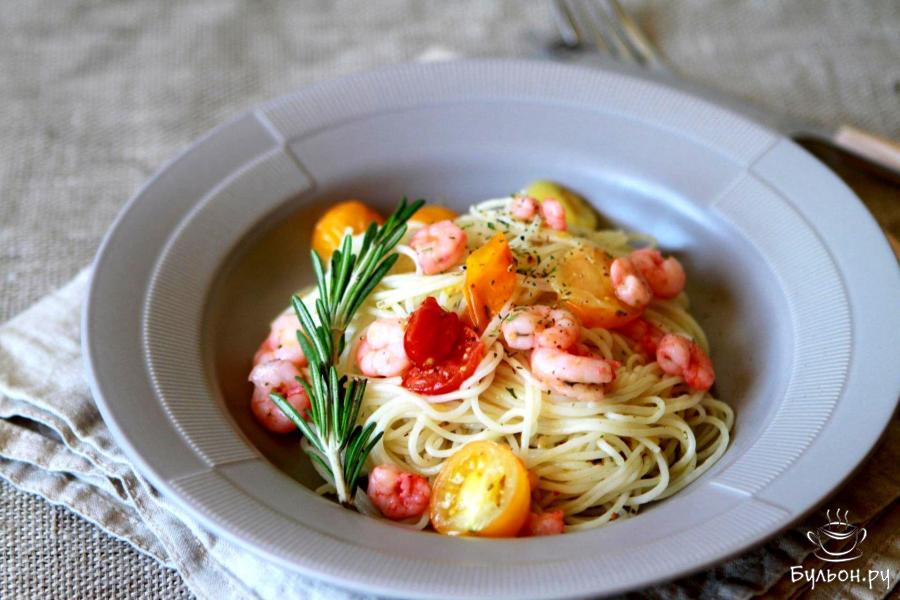 Салат из рисовой лапши с креветками и помидорами