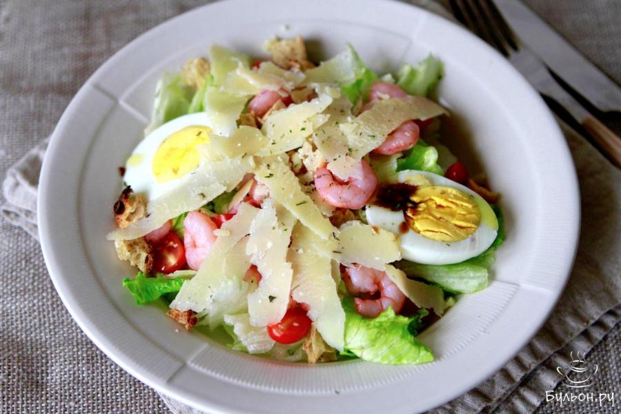 Салат Цезарь с креветками