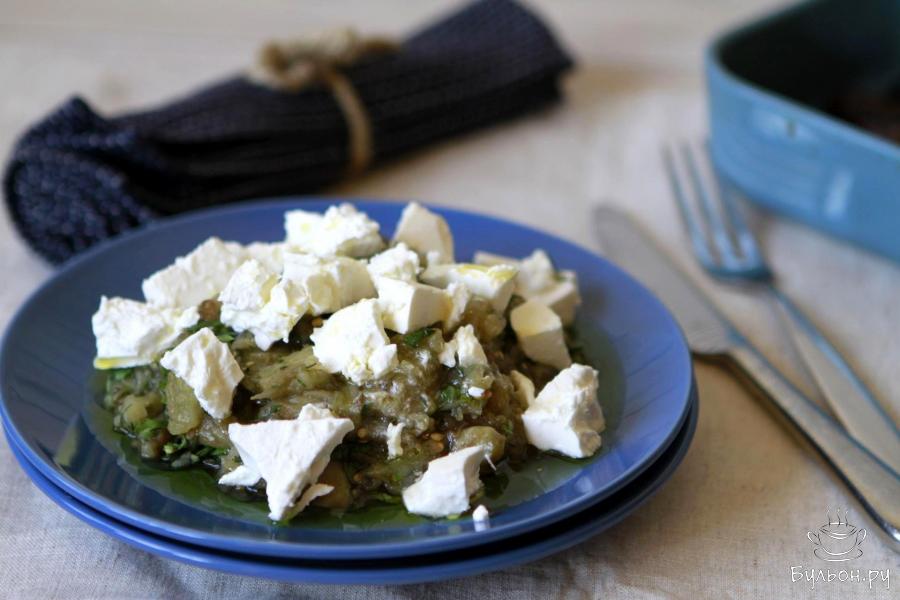 Салат из запеченных баклажанов с брынзой