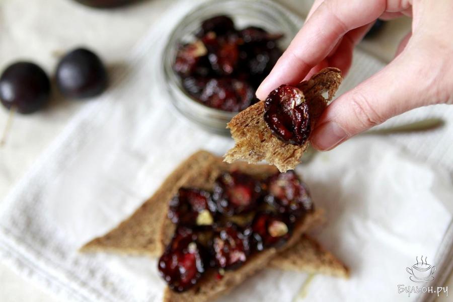 Вяленая слива с чесноком и травами