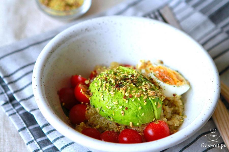 Салат с киноа и авокадо