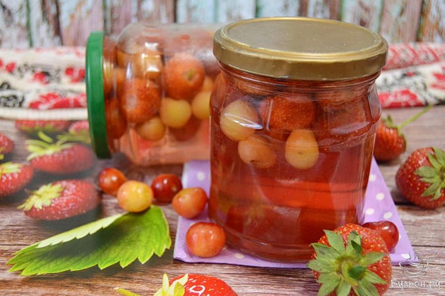Компот с клубникой и черешней на зиму