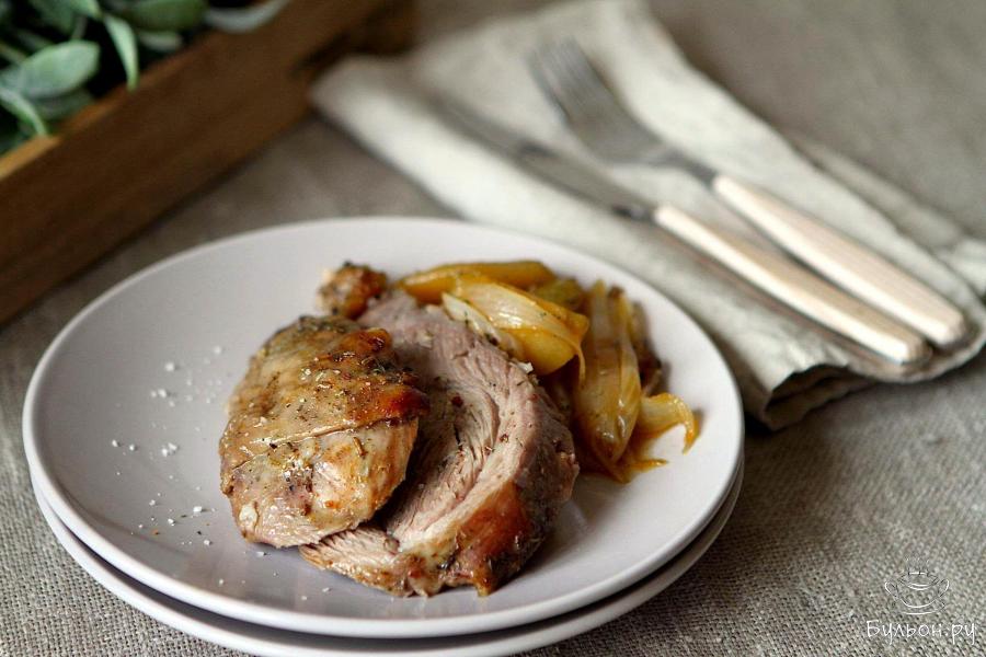 Голень индейки с чесноком в духовке