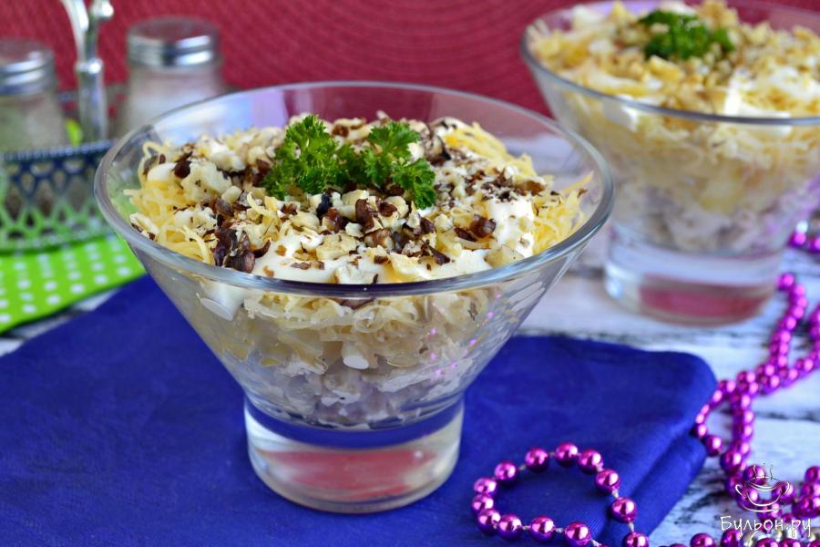 Простой салат с курицей и ананасами