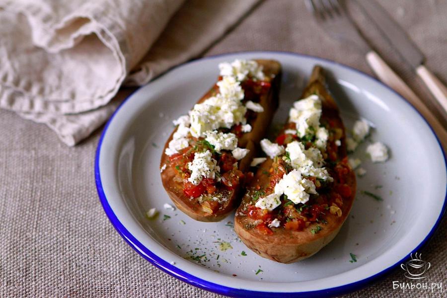 Печеные баклажаны с томатами и брынзой