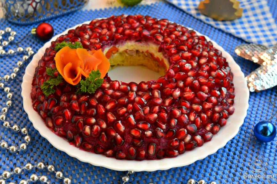 Классический салат "Гранатовый браслет" с курицей