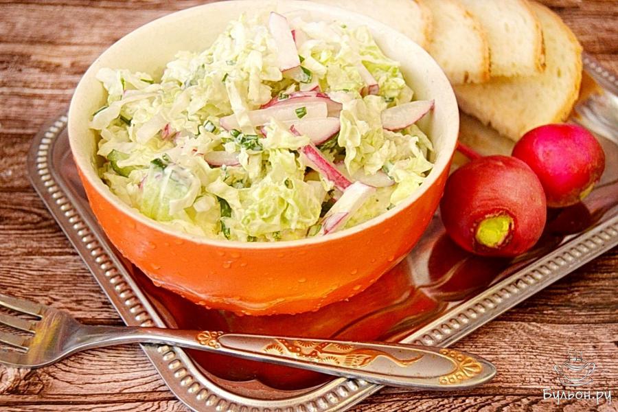 Салат с пекинской капустой, редиской и огурцом