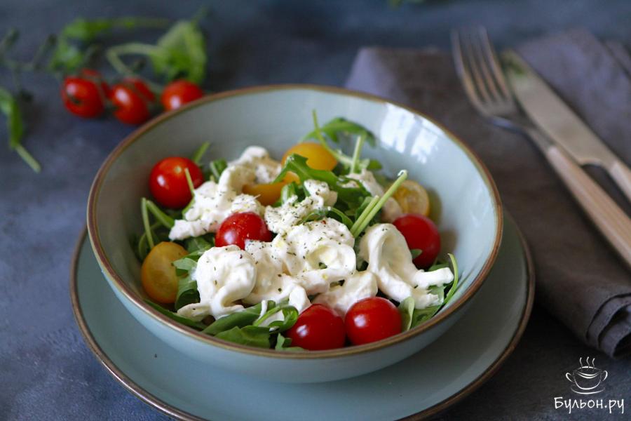 Салат со страчателлой и помидорами