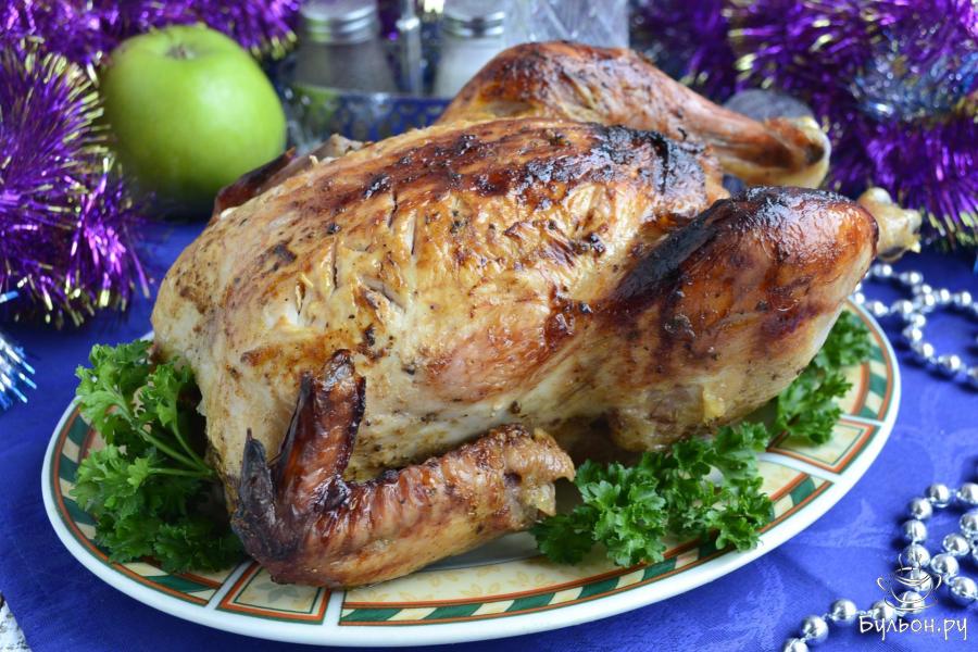 Курица целиком в духовке с яблоками