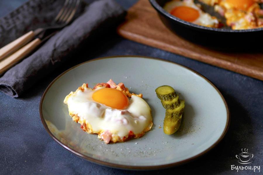 Яичница с помидорами и колбасой