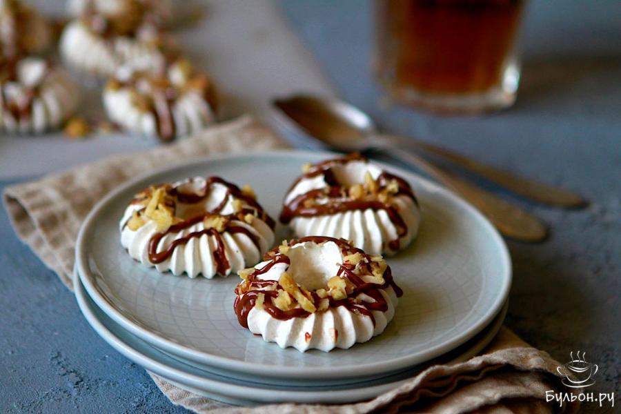 Безе с шоколадом и грецким орехом