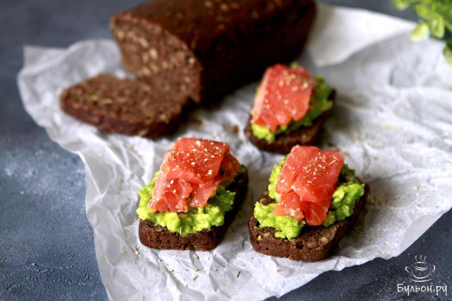 Бутерброды с авокадо и красной рыбой