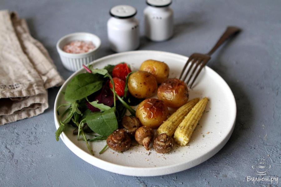 Молодой картофель, запеченный с грибами и кукурузой