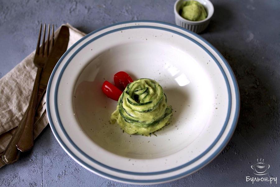 Спагетти из цуккини с соусом из авокадо