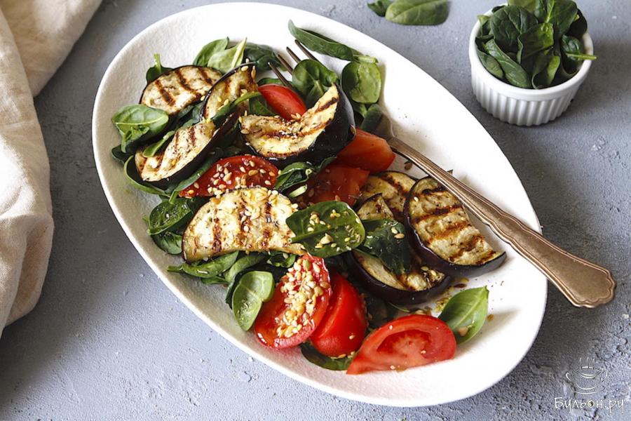 Теплый салат с помидорами