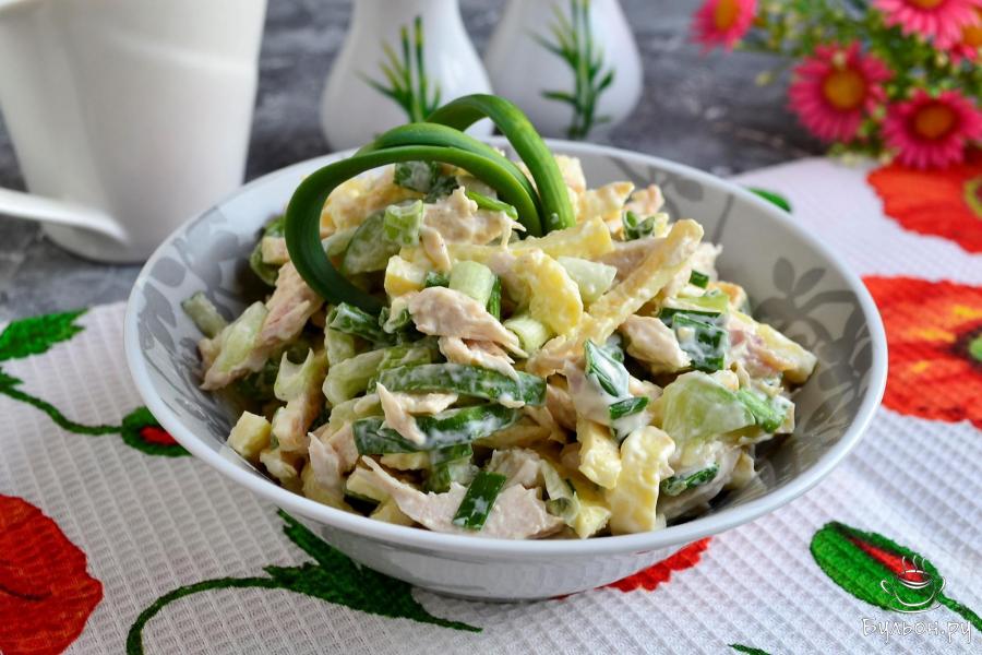 Салат с курицей и яичными блинчиками