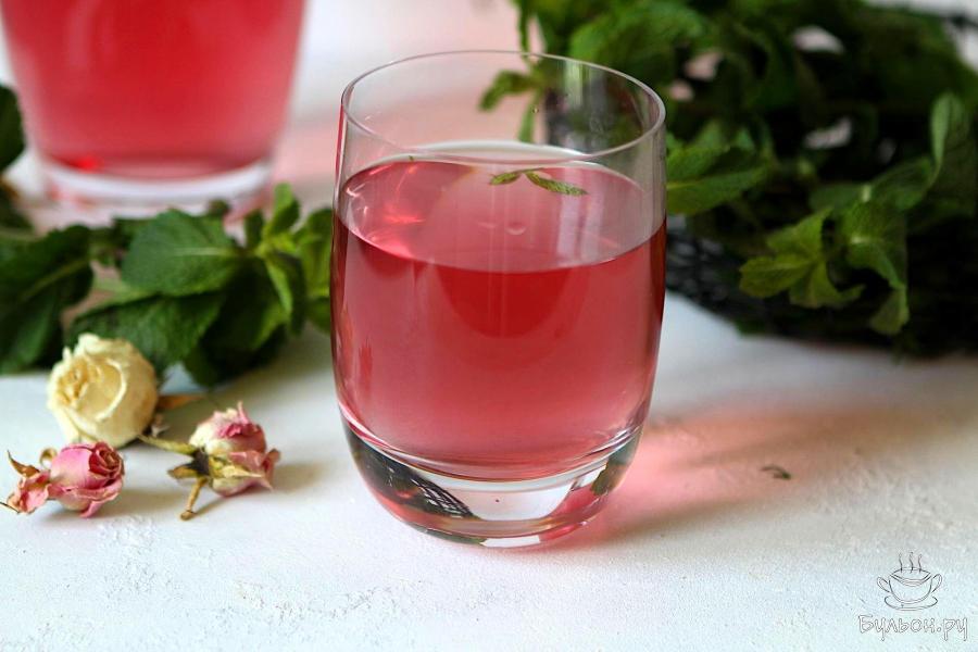 Освежающий напиток из мяты и базилика