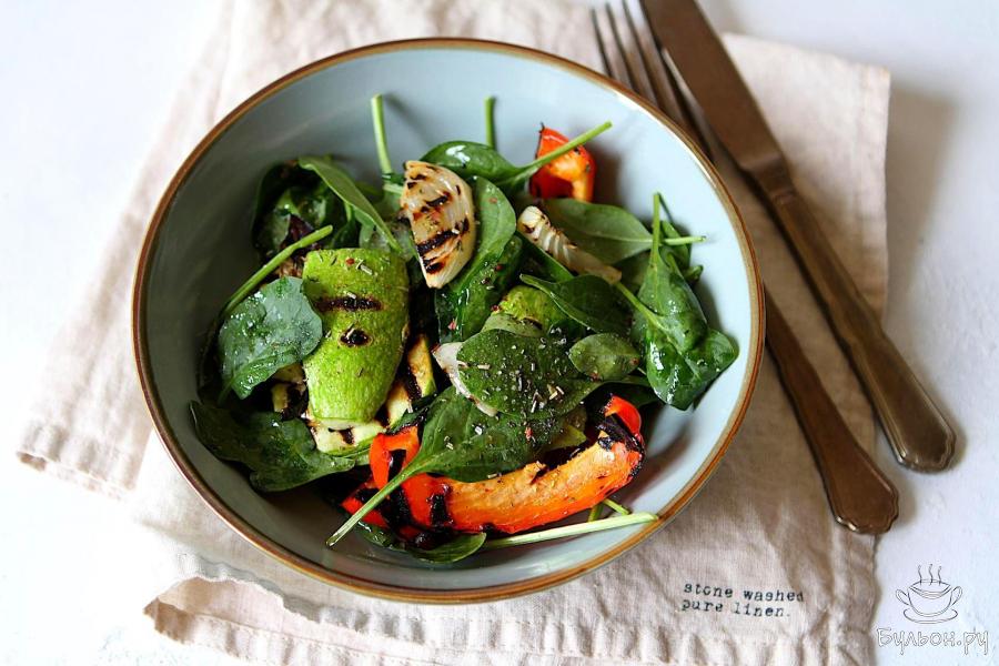 Салат из шпината с печеными овощами