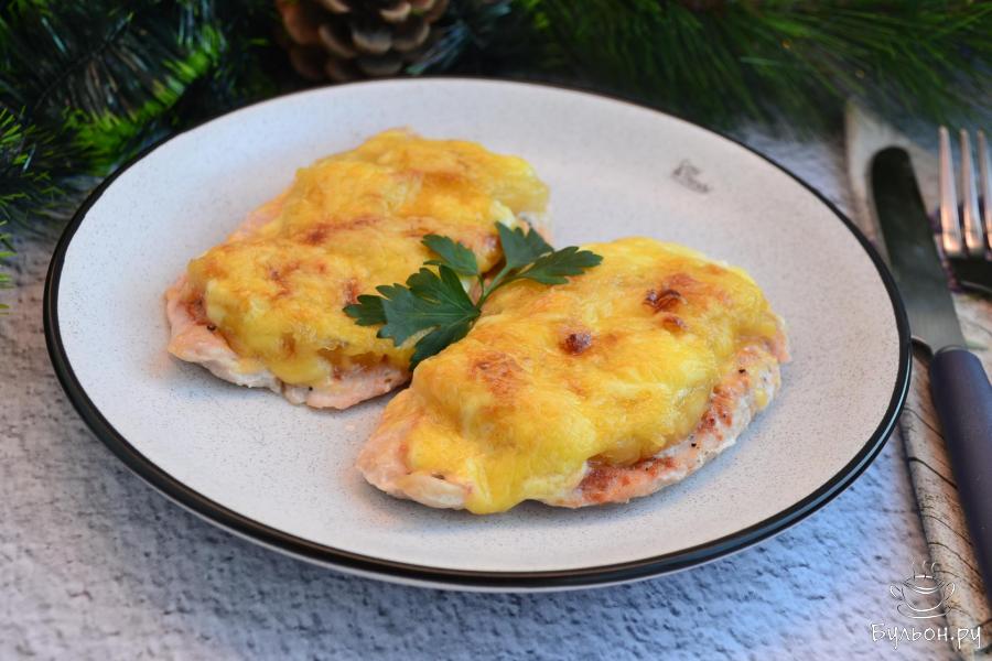 Куриная грудка с ананасами и сыром в духовке