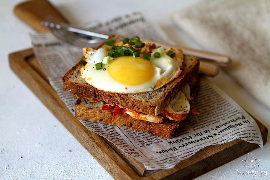 Яичница с курицей и помидорами