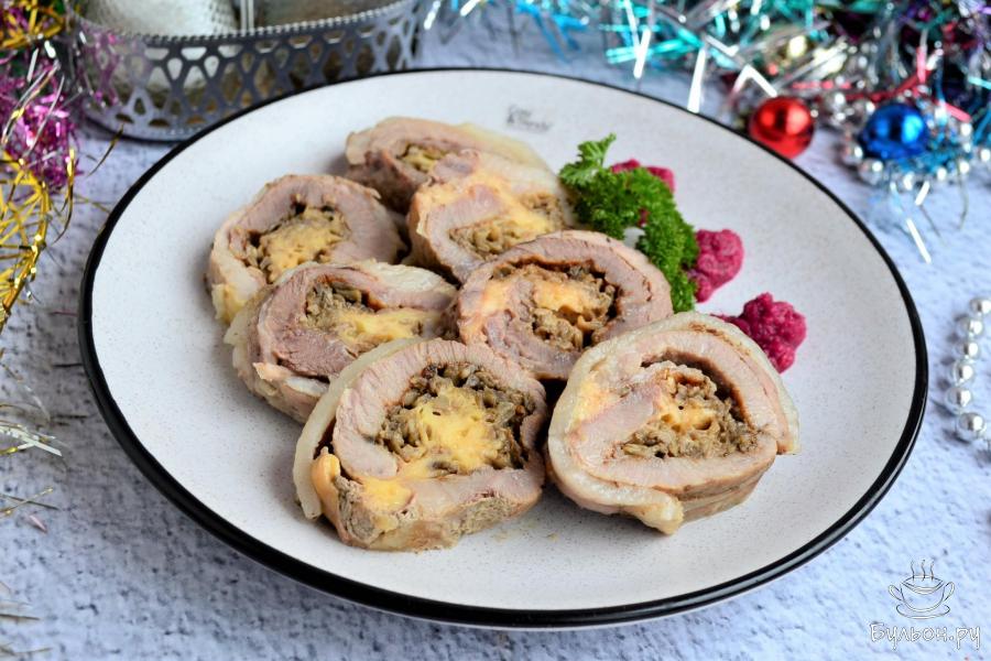 Мясной рулет с грибами