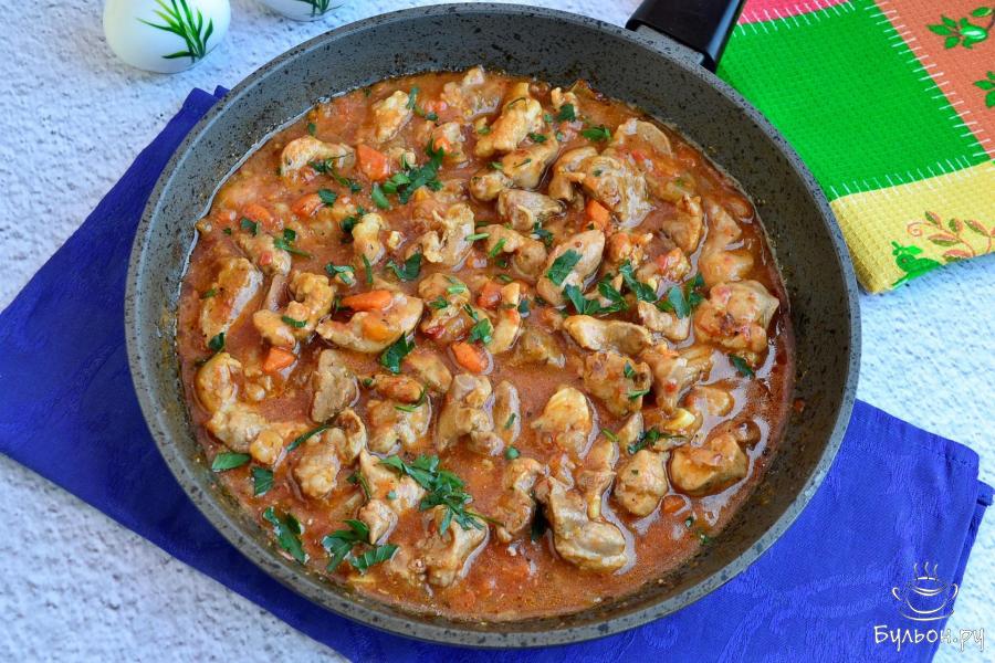 Свинина с подливой на сковороде