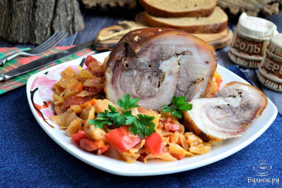 Свиная рулька запеченная с капустой в рукаве