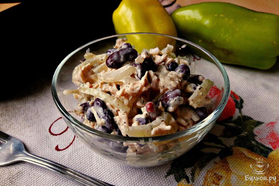 Салат с куриным филе и красной фасолью