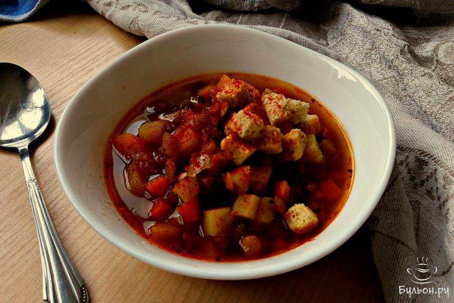 Пряный суп с чечевицей, тыквой и острыми гренками