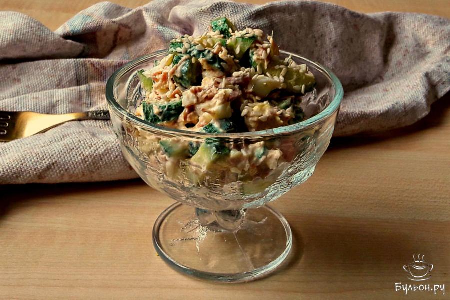 Салат с тунцом, огурцом и кунжутом