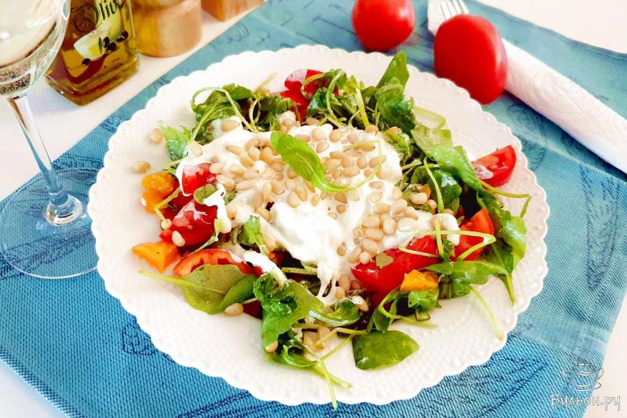 Салат со страчателлой, рукколой и мандаринами