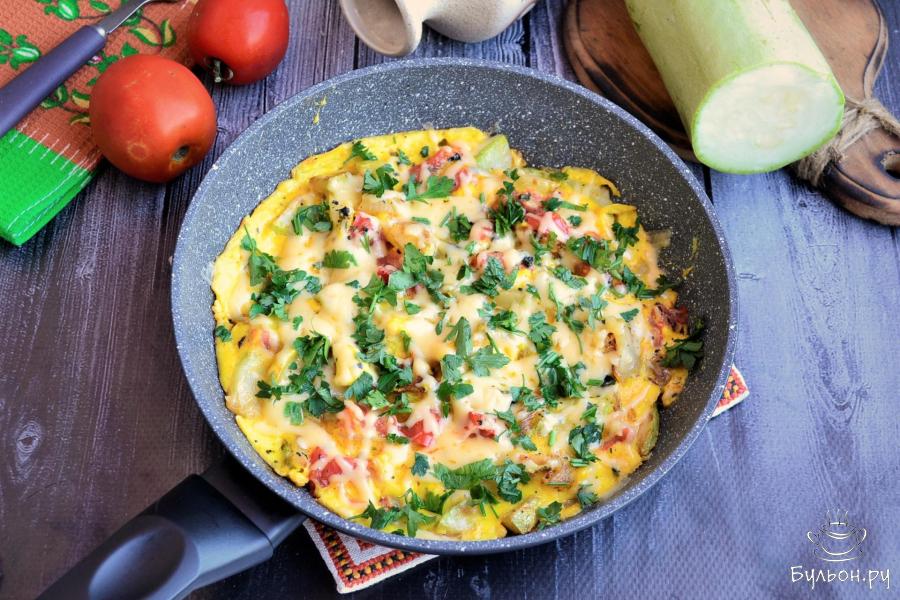 Омлет с кабачками и помидорами на сковороде