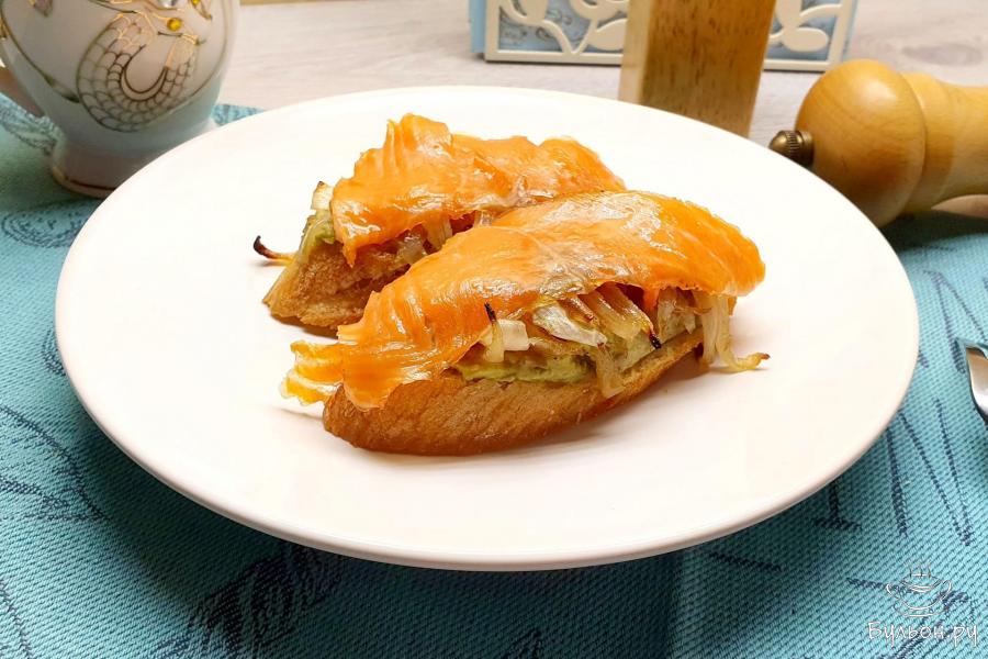 Багет с красной рыбой и карамелизованным луком в духовке