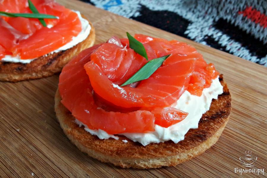 Тосты с рикоттой и форелью