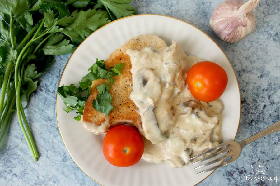 Стейки индейки в сливочном соусе с грибами