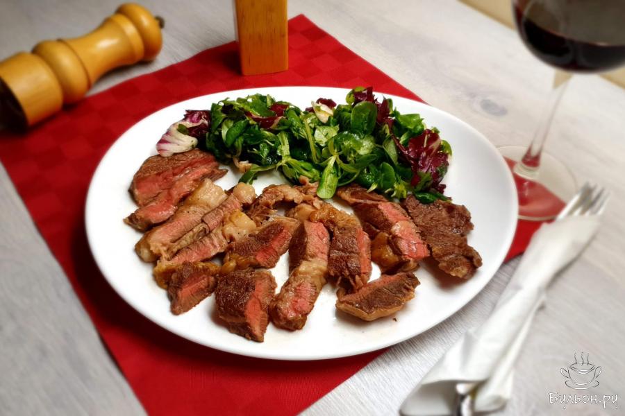 Стейк чак ролл с салатом из рукколы и радичио