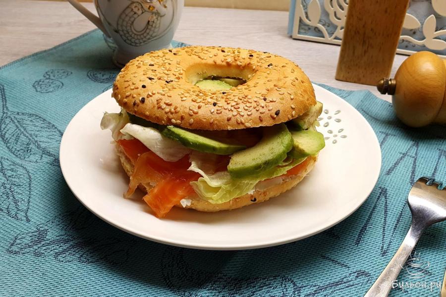 Бейгл с красной рыбой и авокадо