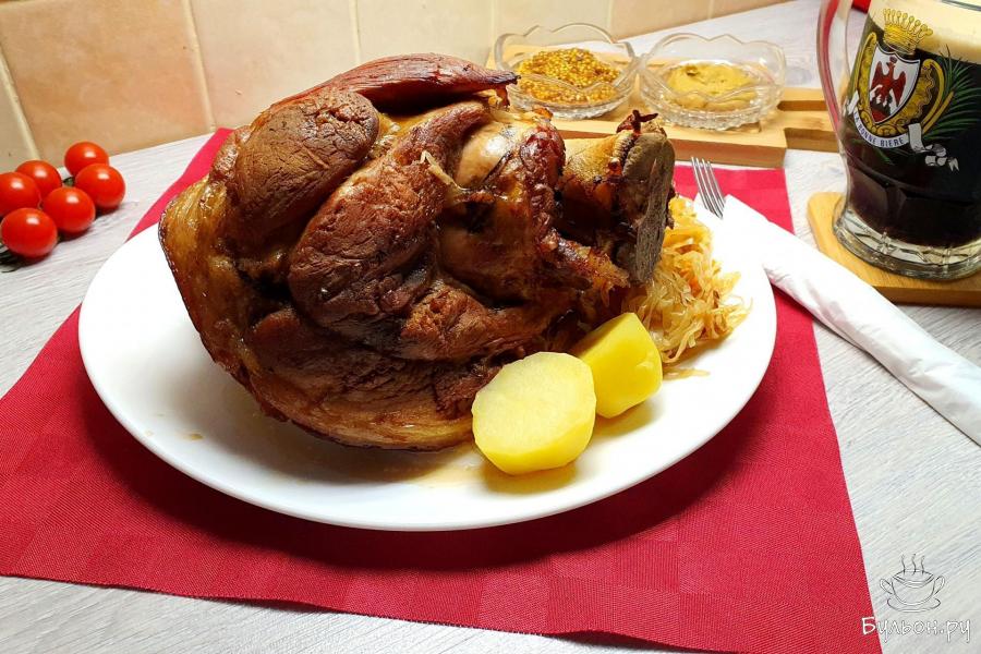 Рулька с тушеной капустой и отварным картофелем