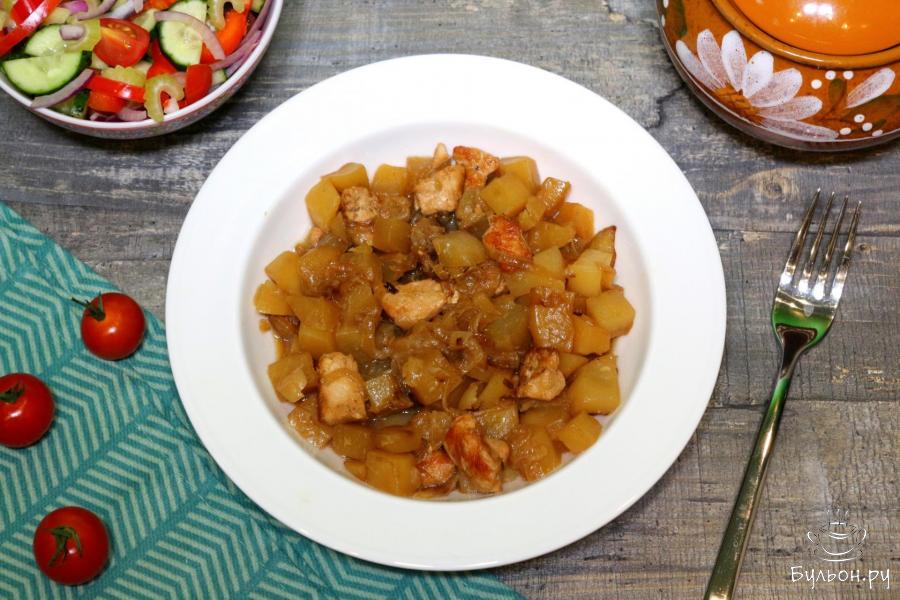 Курица с картофелем и луком в горшочках