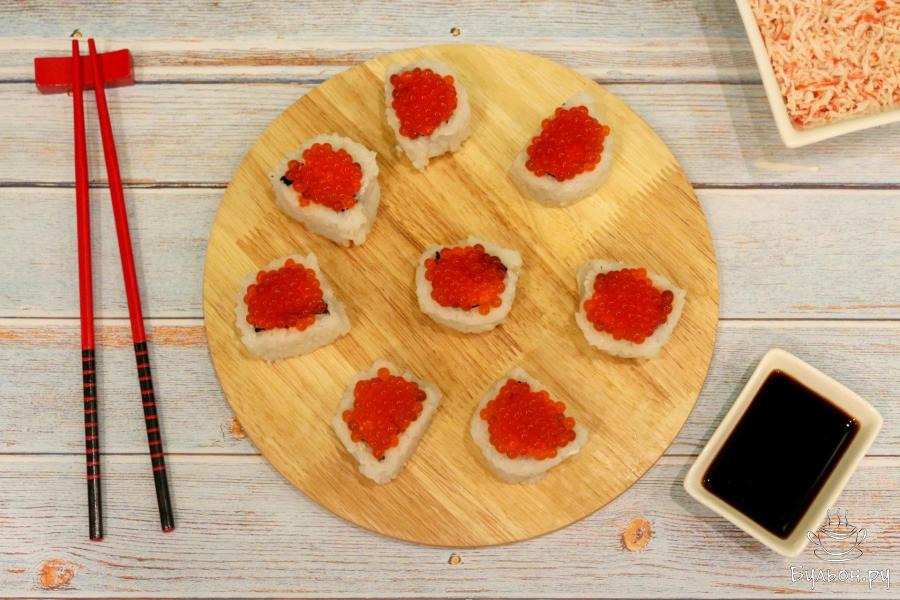 Праздничные роллы с крабовыми палочками и красной икрой