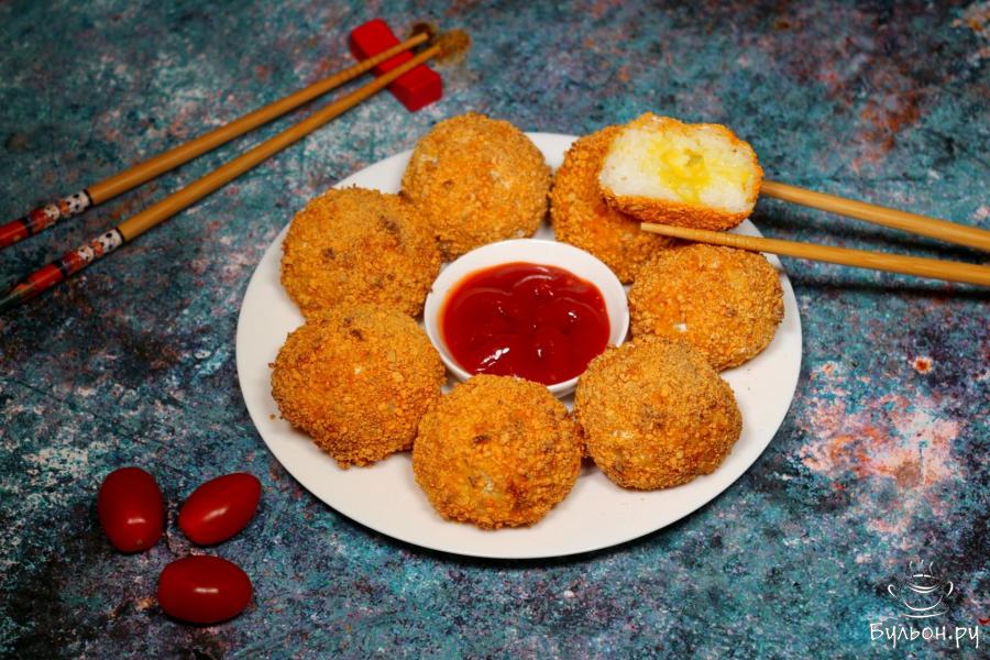 Золотистые рисовые шарики с сырной начинкой